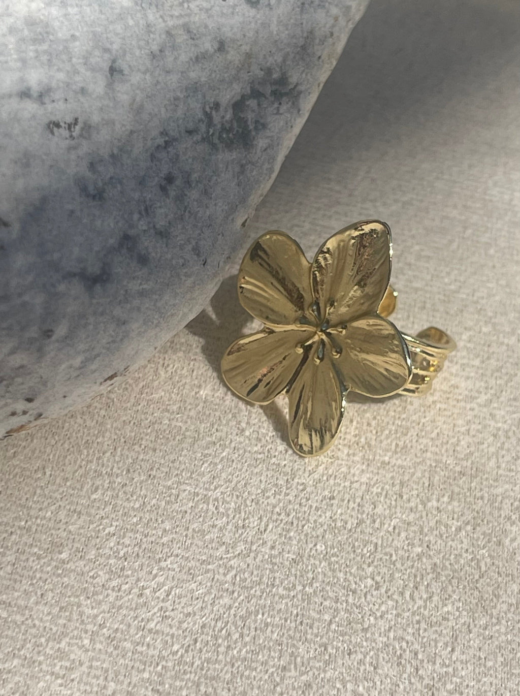 Bague Fleur Dorée – Pétales Texturés
