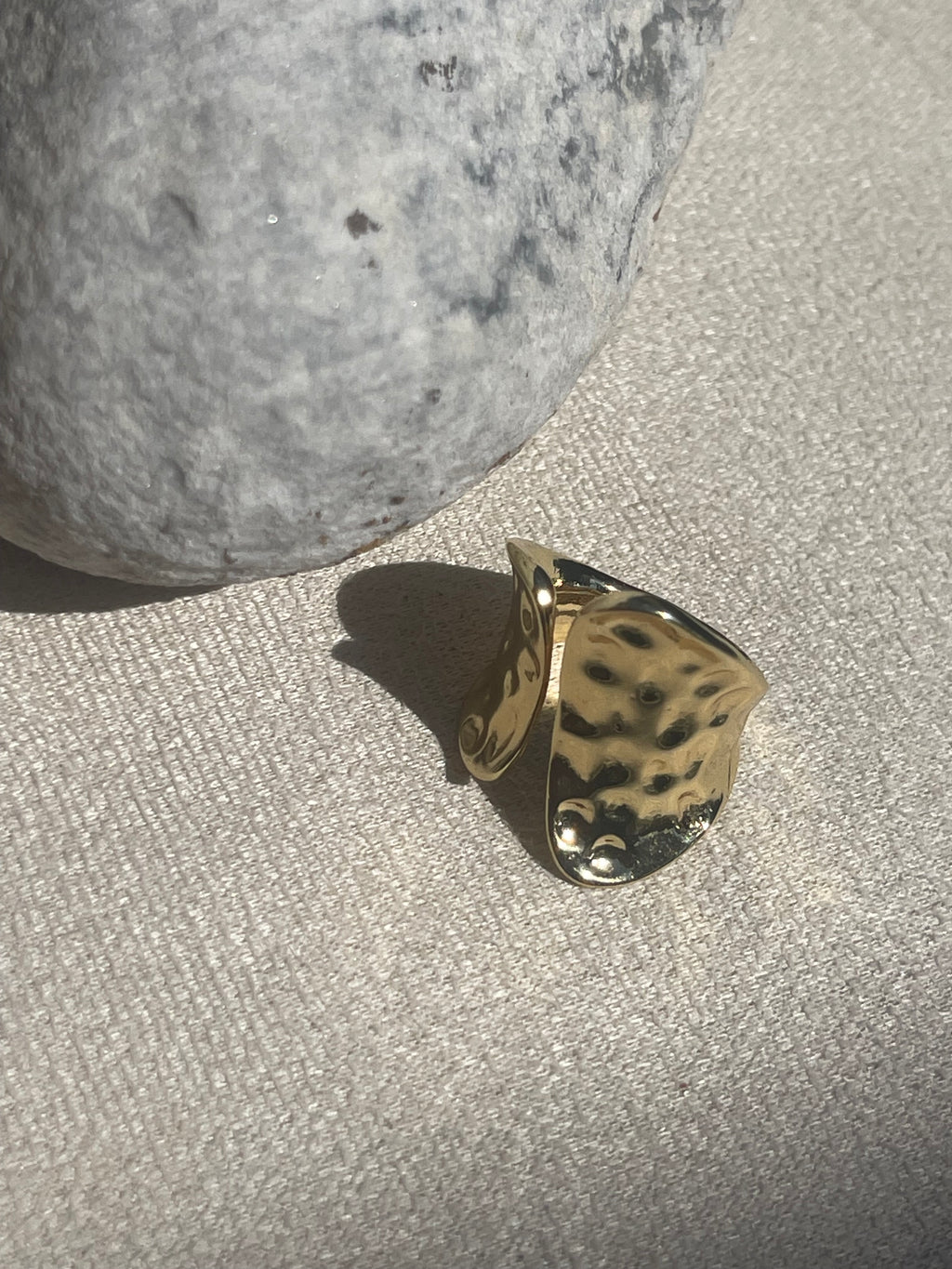 Bague Dorée Martelée – Chevalière Sculptée