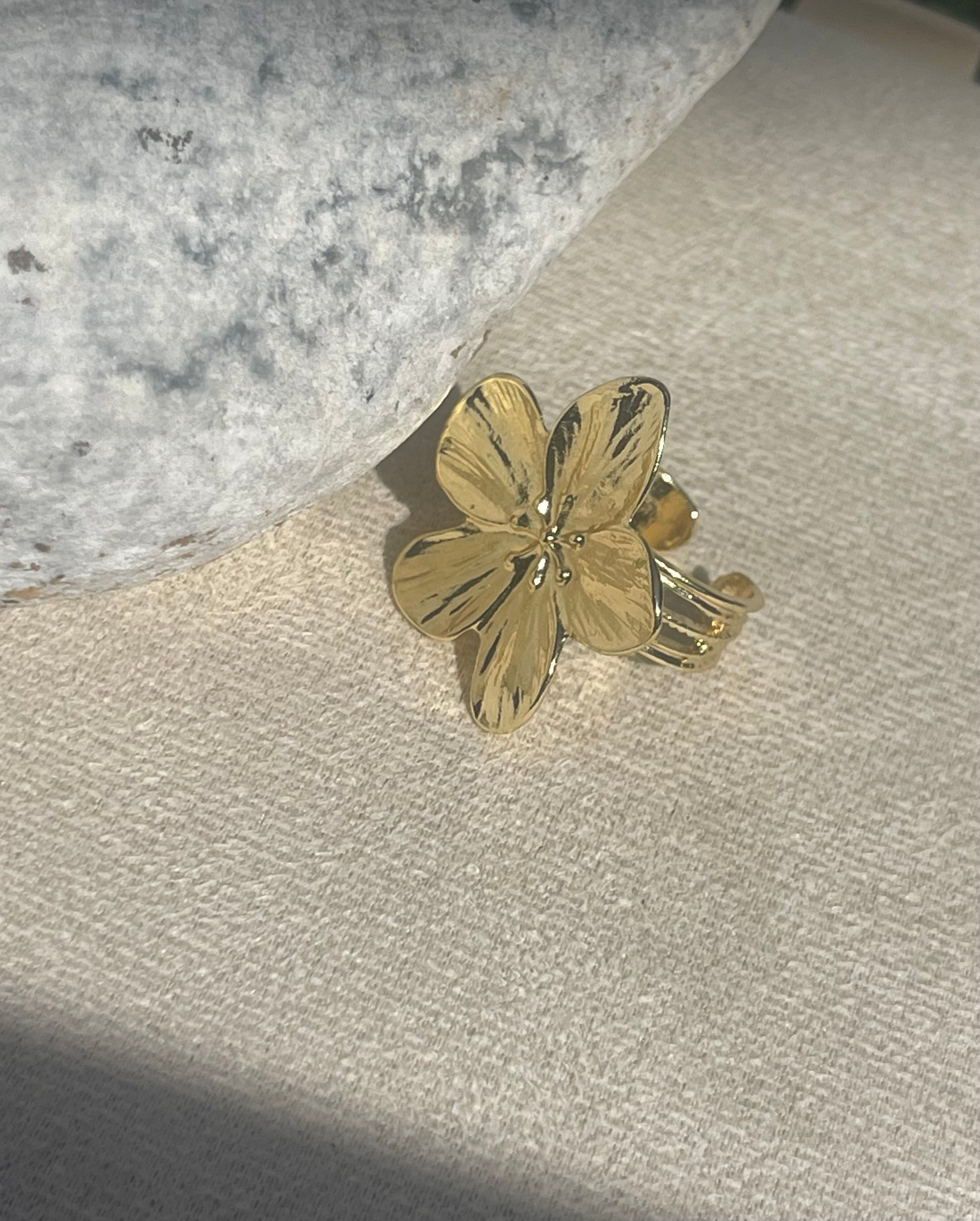 Bague Fleur Dorée – Pétales Texturés