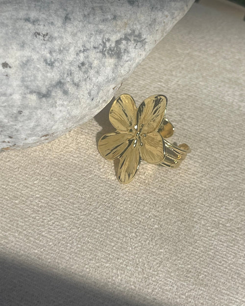 Bague Fleur Dorée – Pétales Texturés