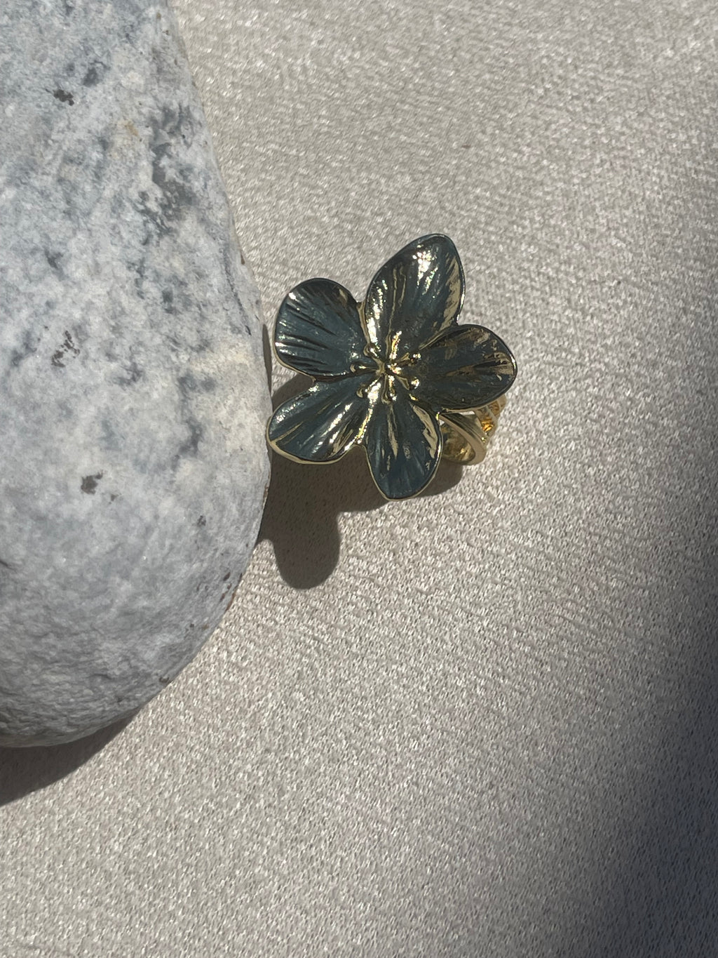 Bague Fleur Dorée – Pétales Texturés
