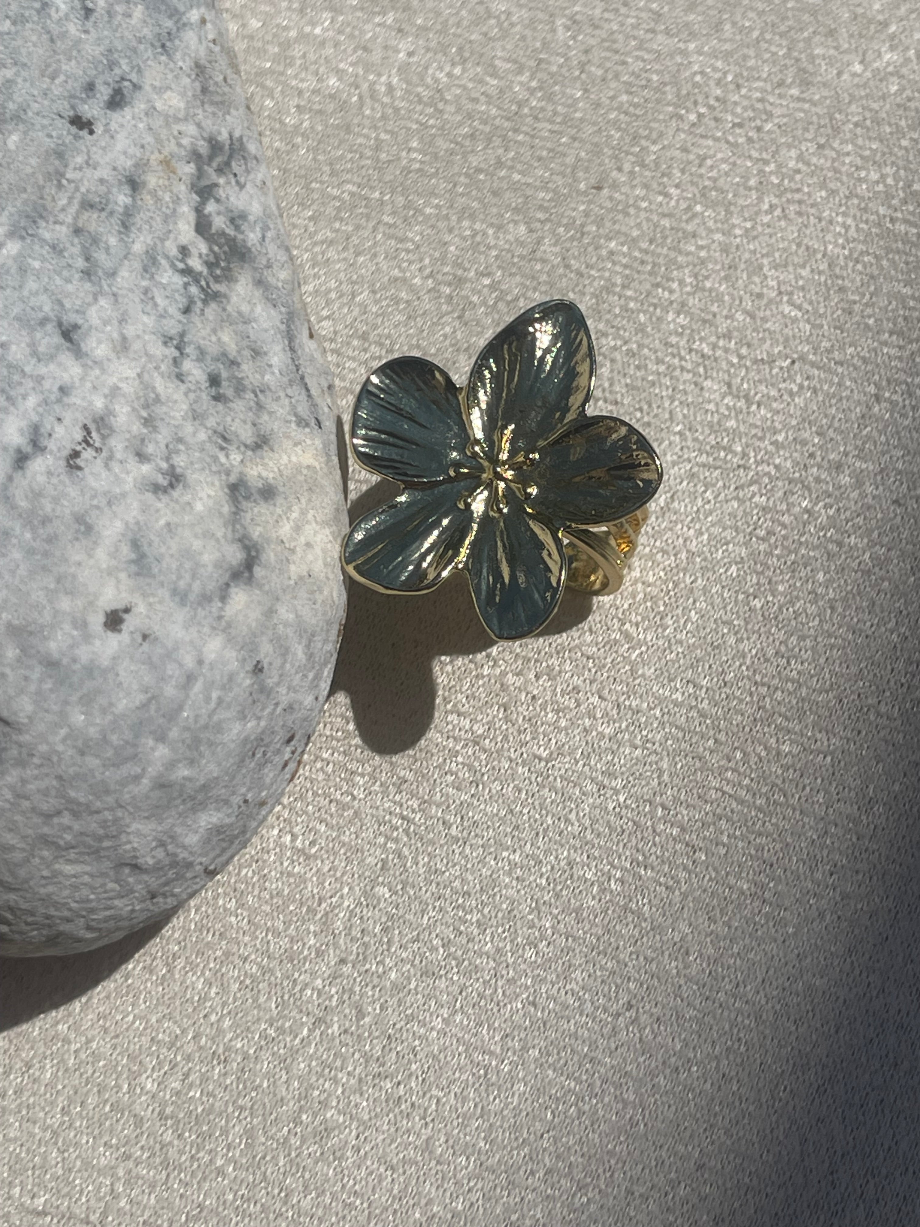 Bague Fleur Dorée – Pétales Texturés