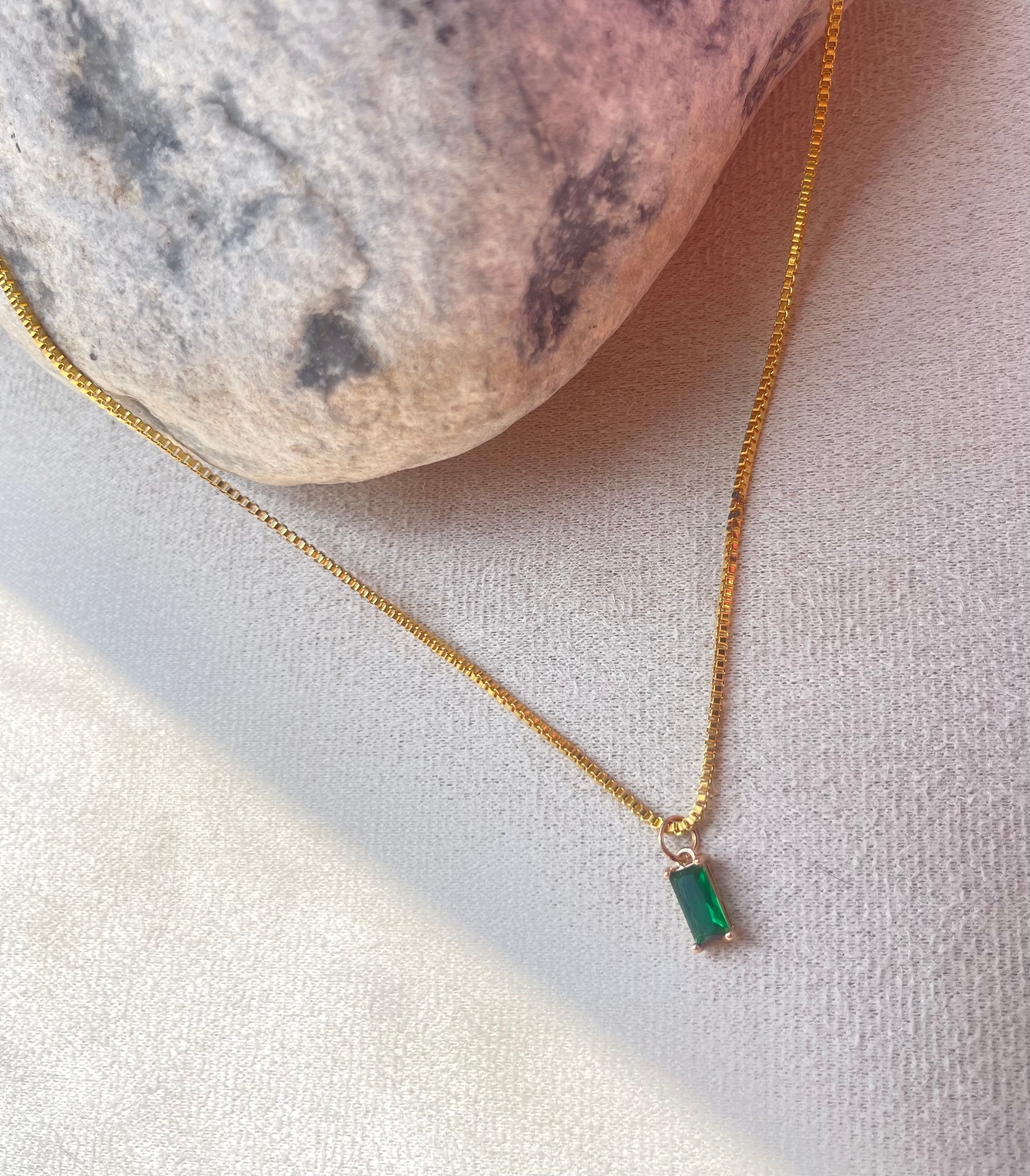 Collier Chaîne Dorée Pendentif Émeraude