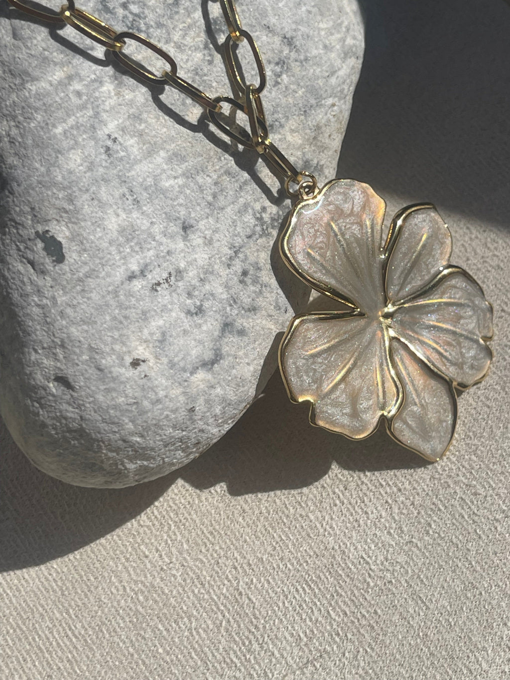 Collier Fleur Dorée – Pendentif Nacré