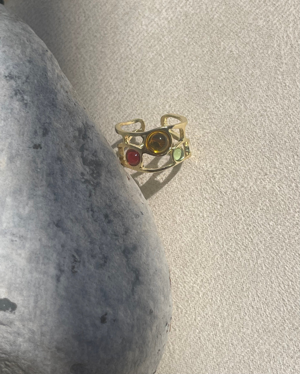 Bague Dorée Ajourée – Cabochons Colorés