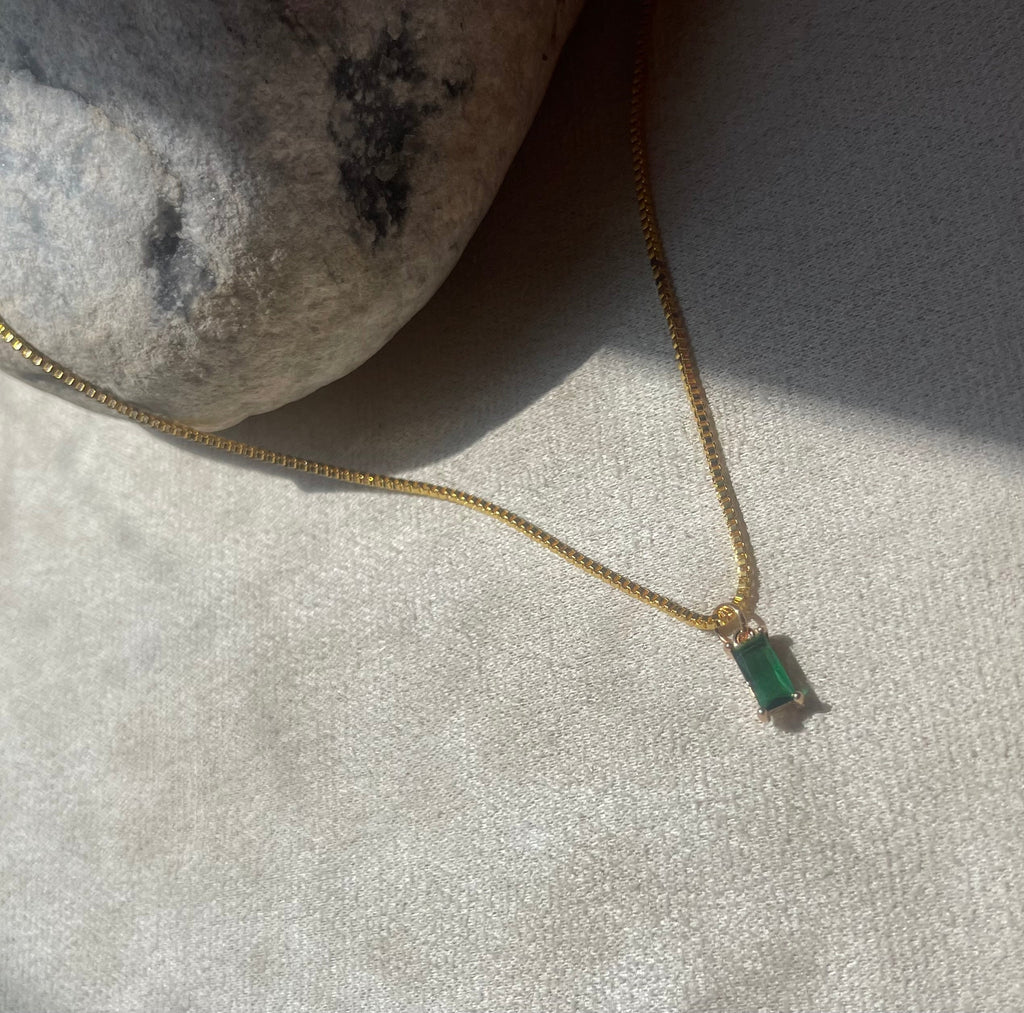Collier Chaîne Dorée Pendentif Émeraude